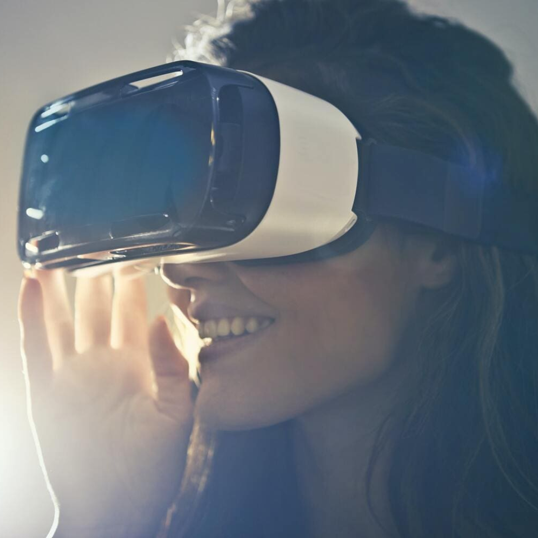 una mujer sonriendo mientras usa gafas de Realidad Virtual