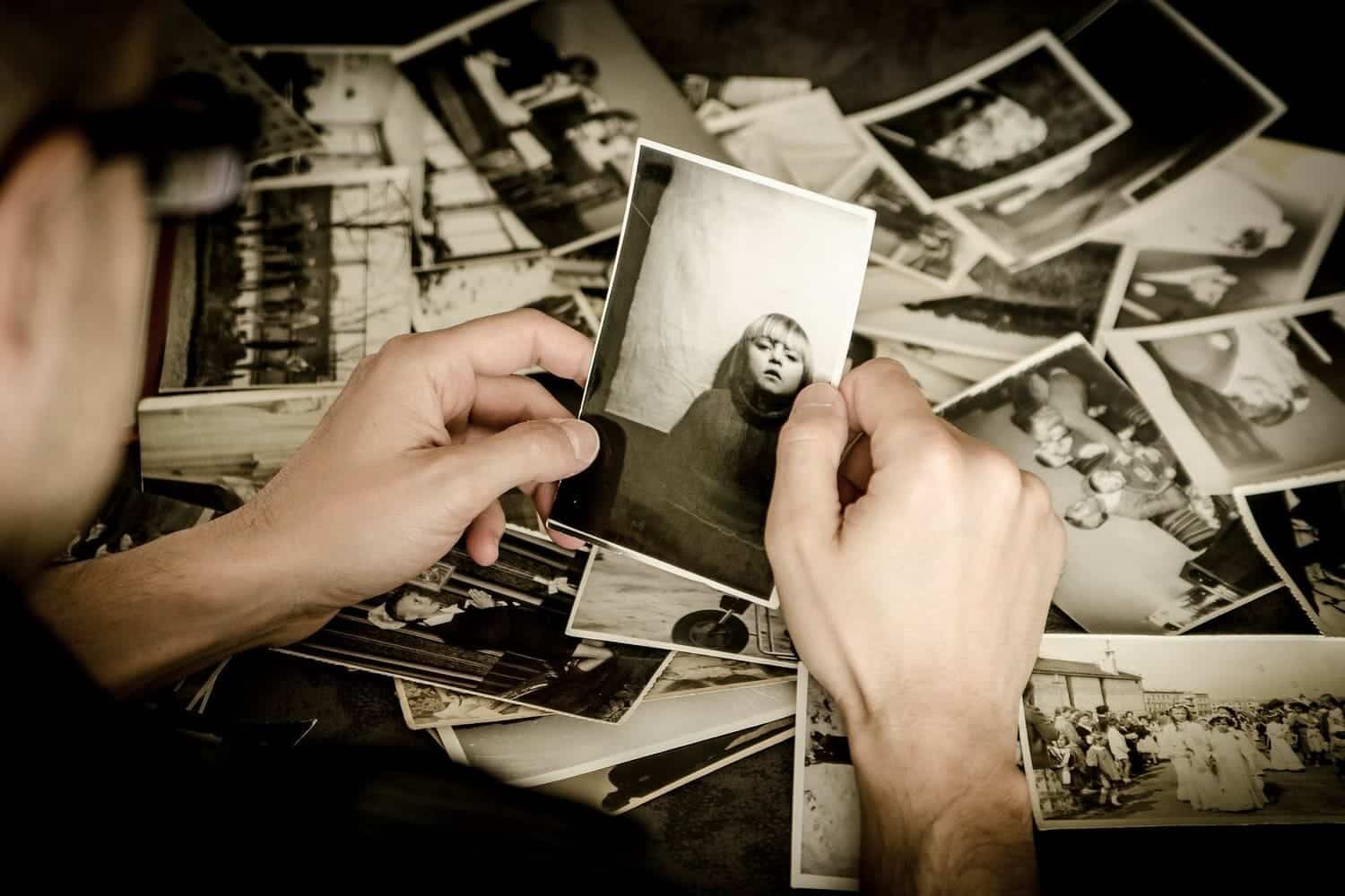 las manos de una persona joven sostienen una foto a blanco y negro