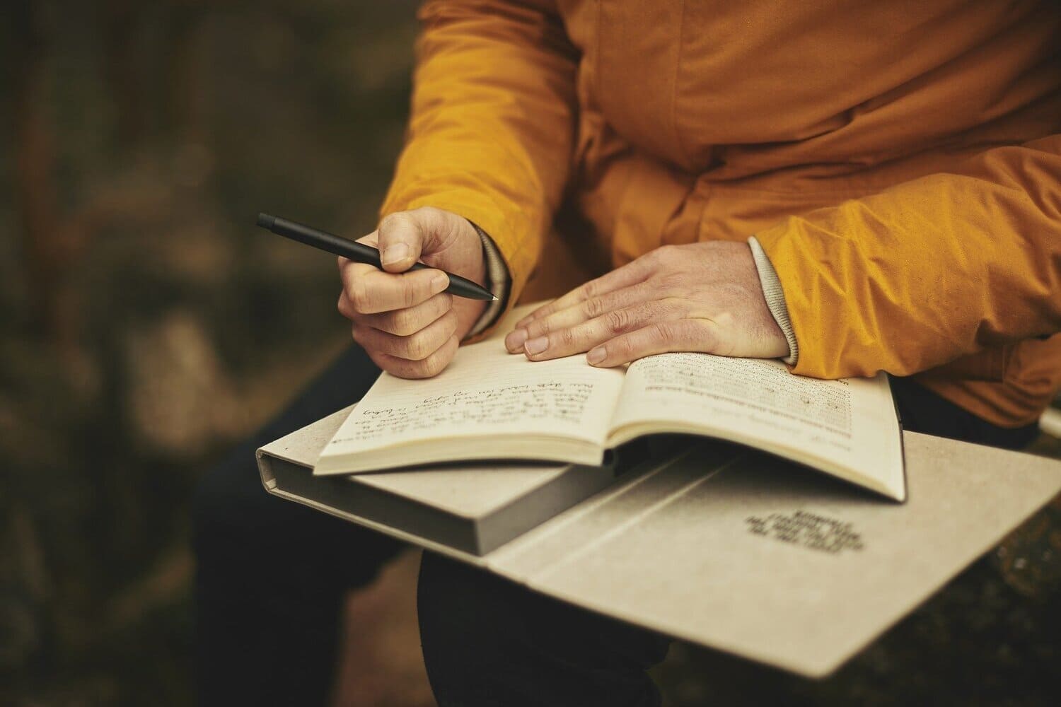 una mujer adulta, escribiendo y leyendo