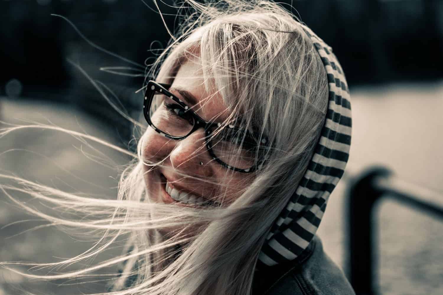 una mujer sonriente