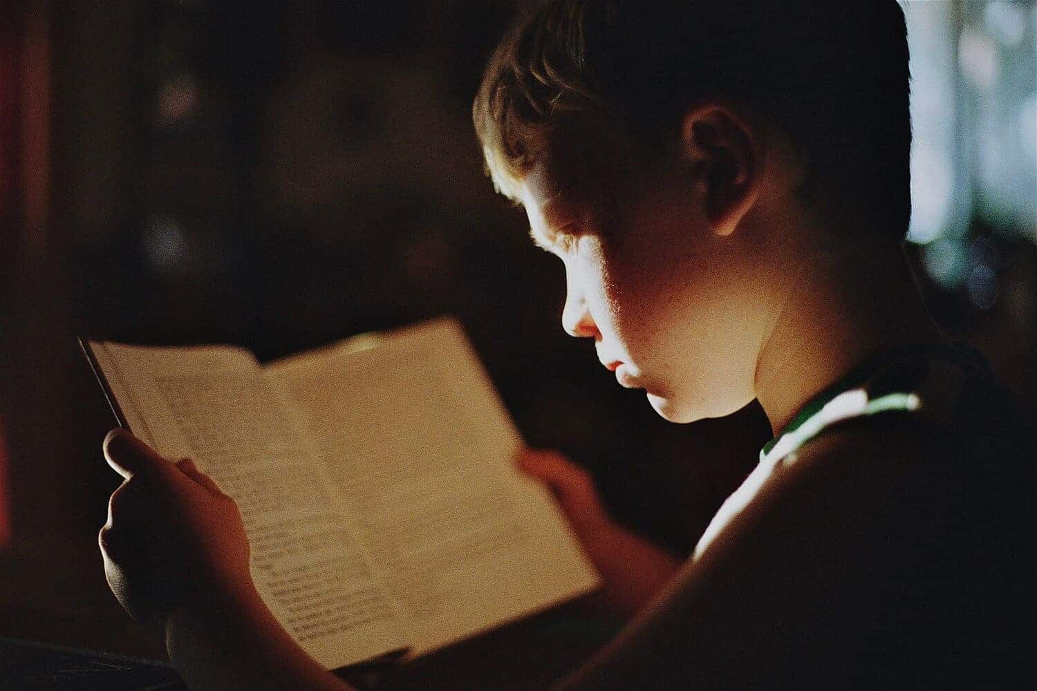 un niño leyendo