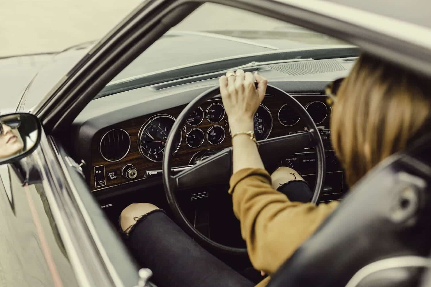 una mujer conduce un automóvil