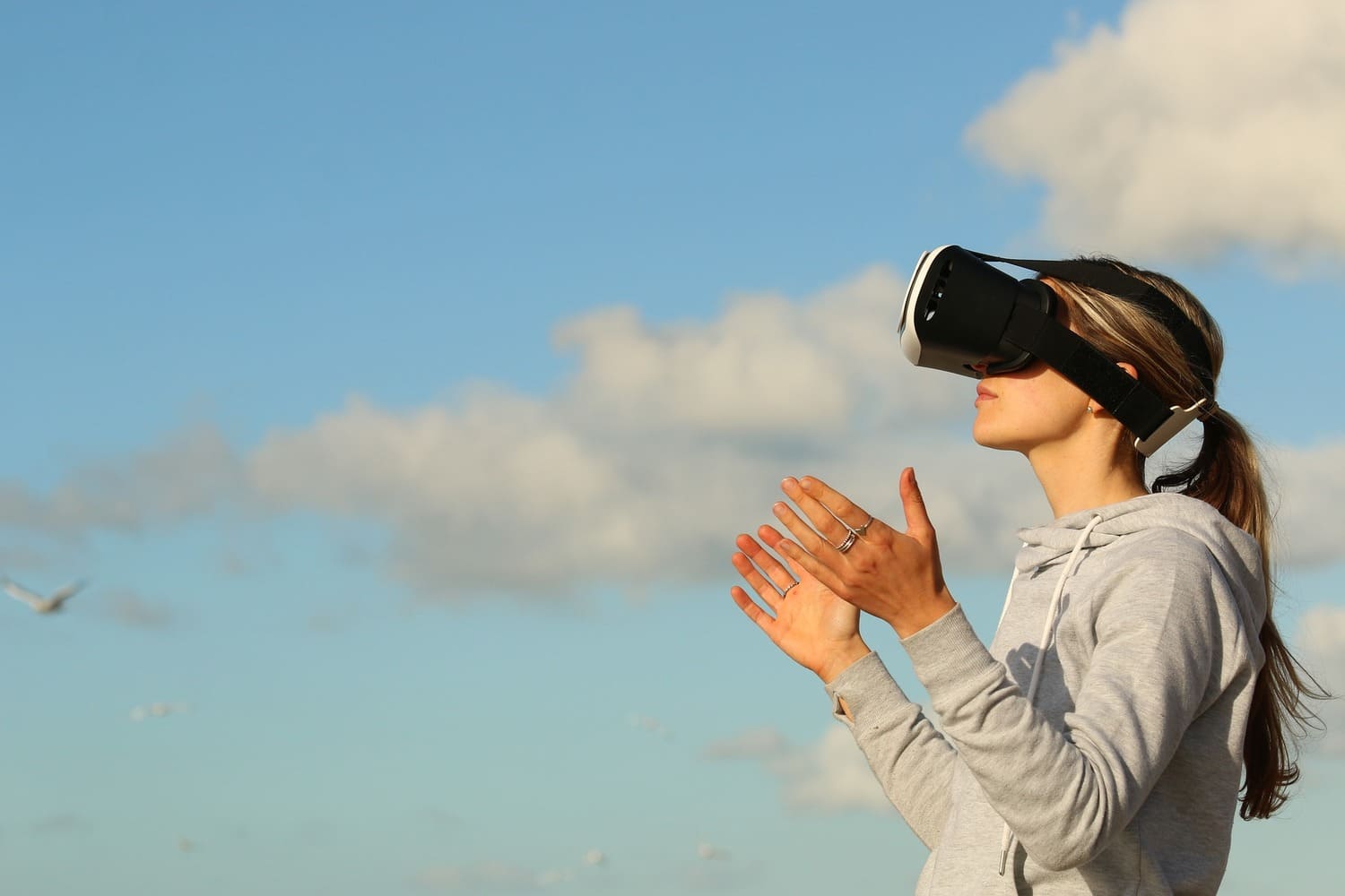 una mujer usando gafas de Realidad Virtual