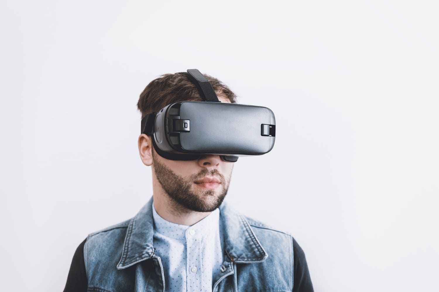 un joven usando gafas de Realidad Virtual