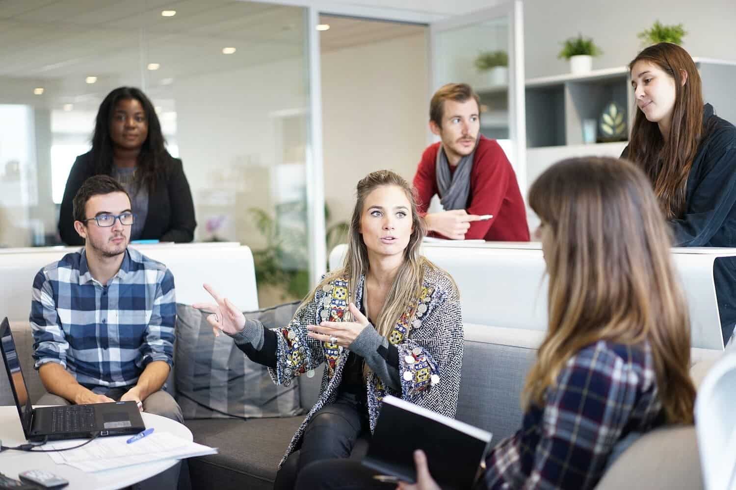 seis personas socializadon entre ellas en un sala de trabajo