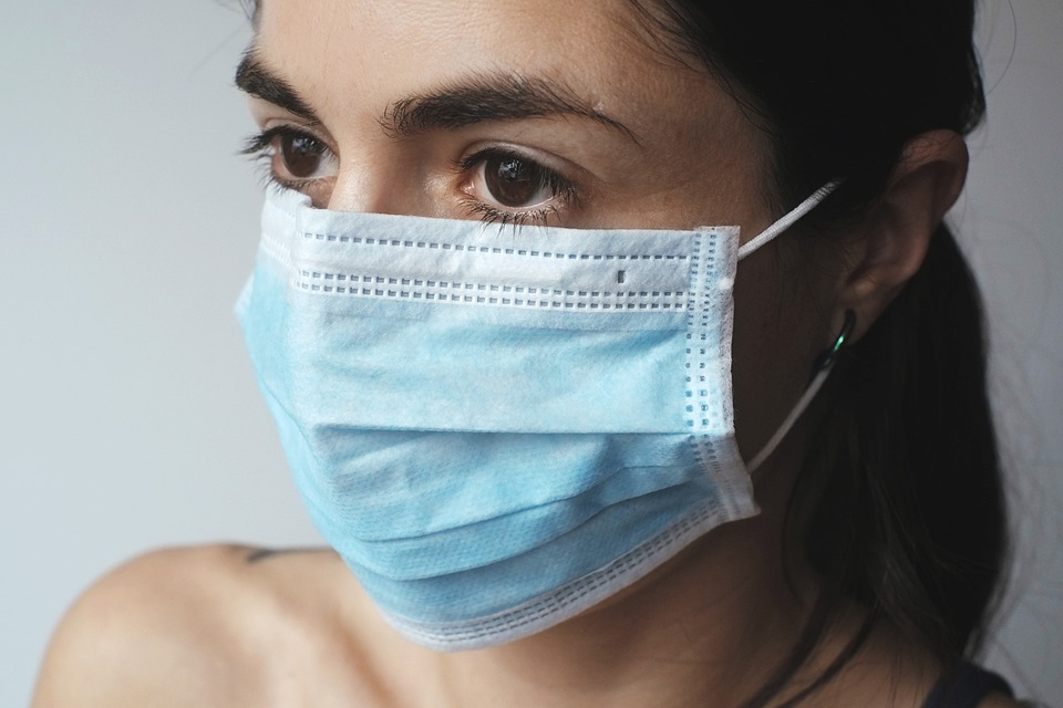 cara de una mujer que lleva mascarilla (cubre gran parte de la cara, solo se pueden ver sus ojos, cejas y frente)