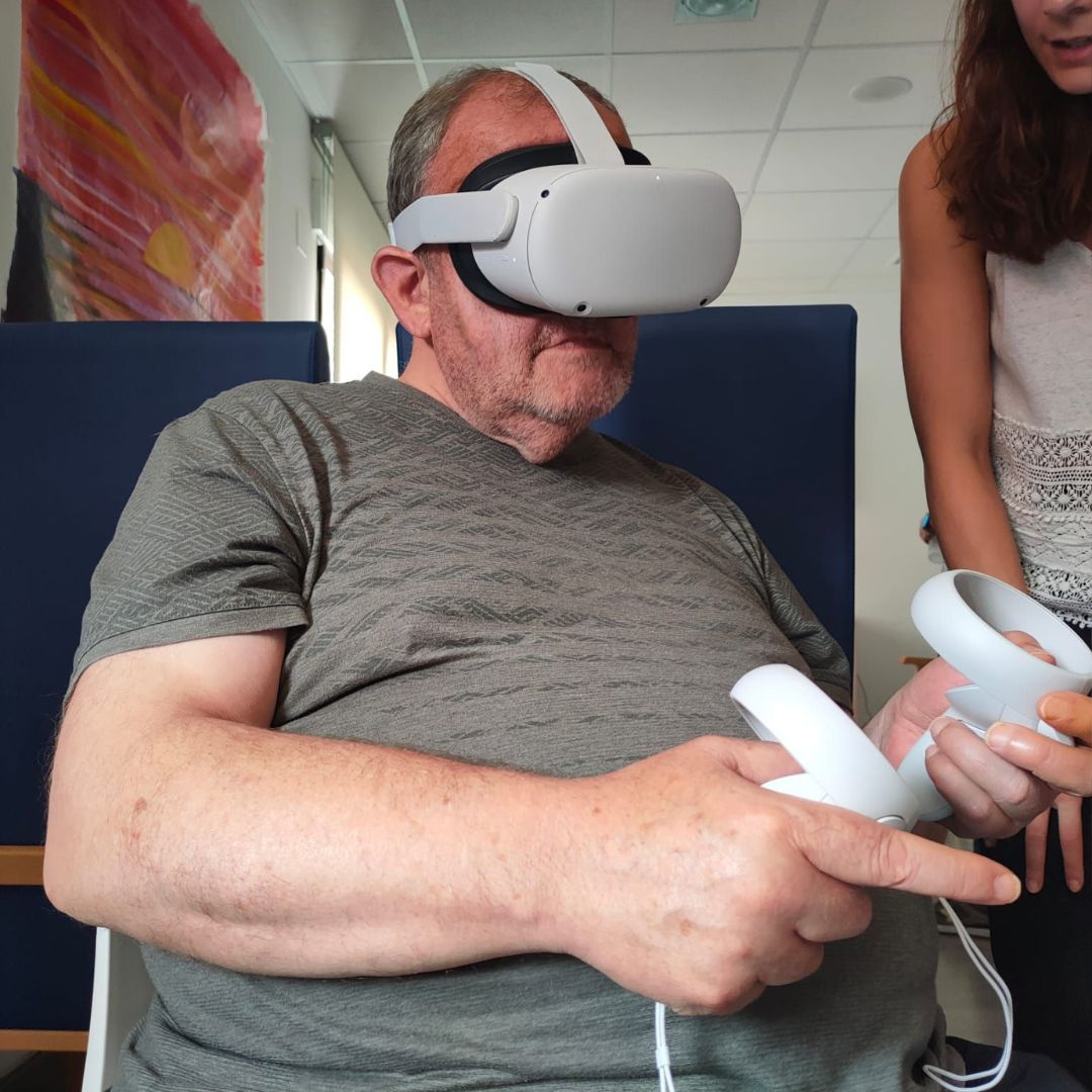 adulto mayor experimentando de a herramienta de realidad virtual de GRADIOR Multisensorial en la segunda sesión de GRAIOR Suite en el proyecto Viviendo en Red