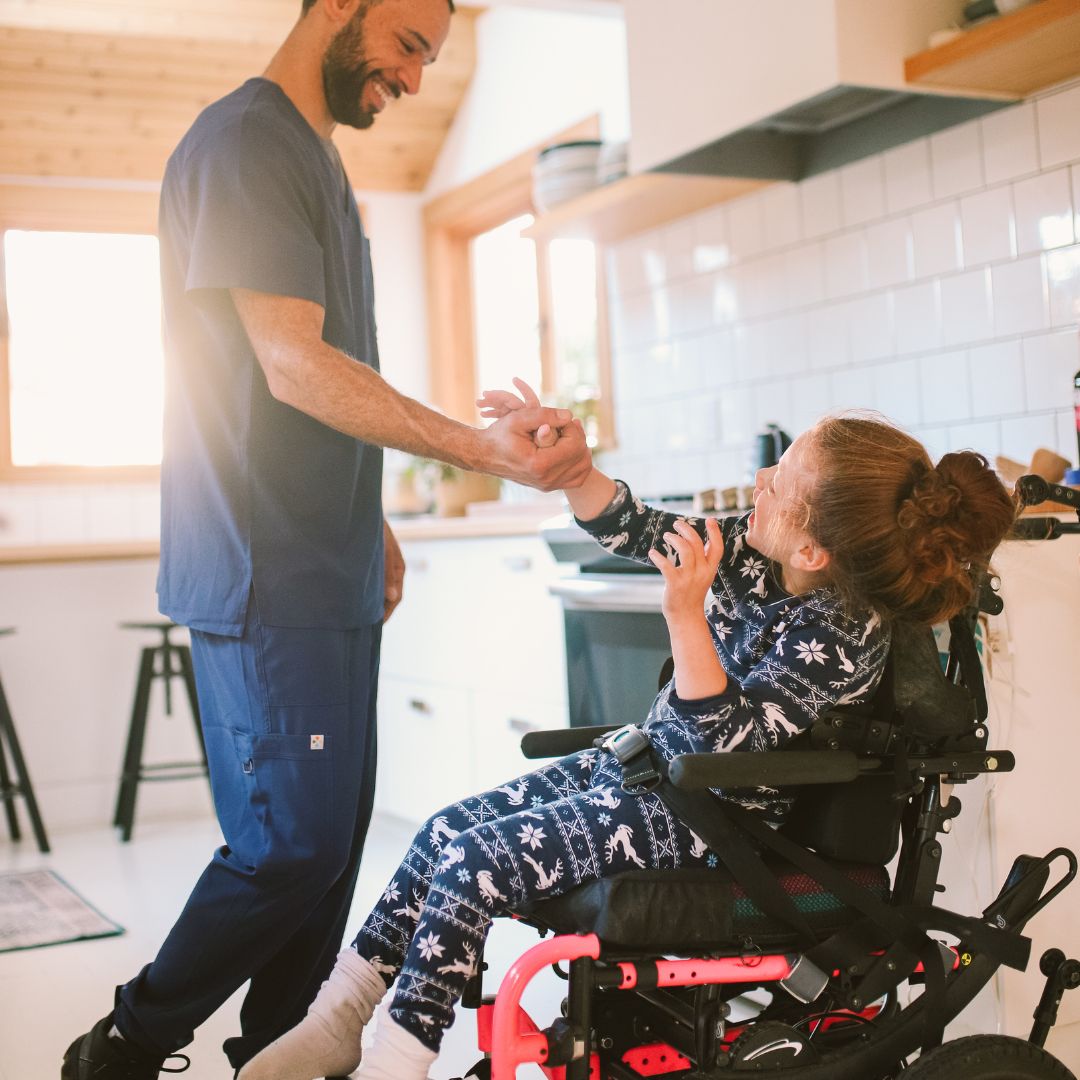 una niña con aparentemente parálisis supranuclear cerebral, ríe y se comunica con quien aparenta ser algún familia de ella