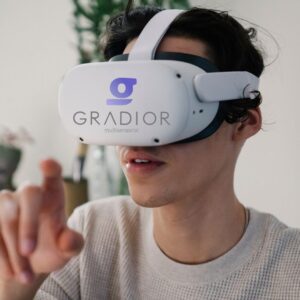 imagen de un joven haciendo uso de gafas de realidad virtual en un ejercicio de estimulación multisensorial 