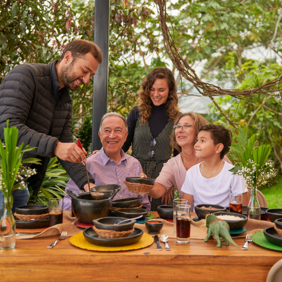 imagen de una familia compuesta por una pareja joven con un niño y dos adultos mayores. a imagen refleja la importancia del apoyo familiar en el proceso terapéutico