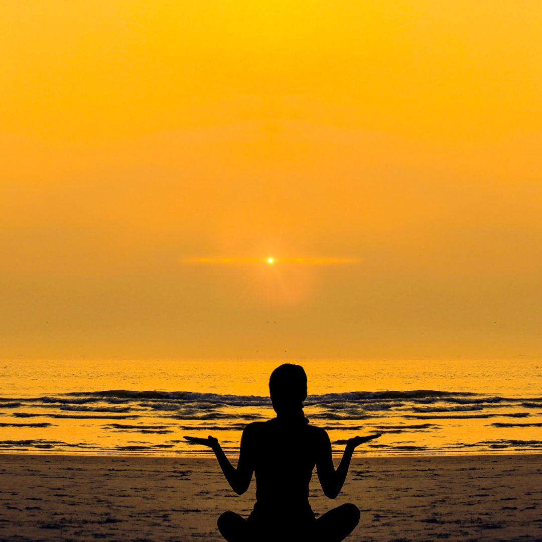 la imagen hace alusión a una técnica de relajación. Una persona esta sentada (parece que hace meditación) en la arena de la playa, viendo el atardecer o amanecer.