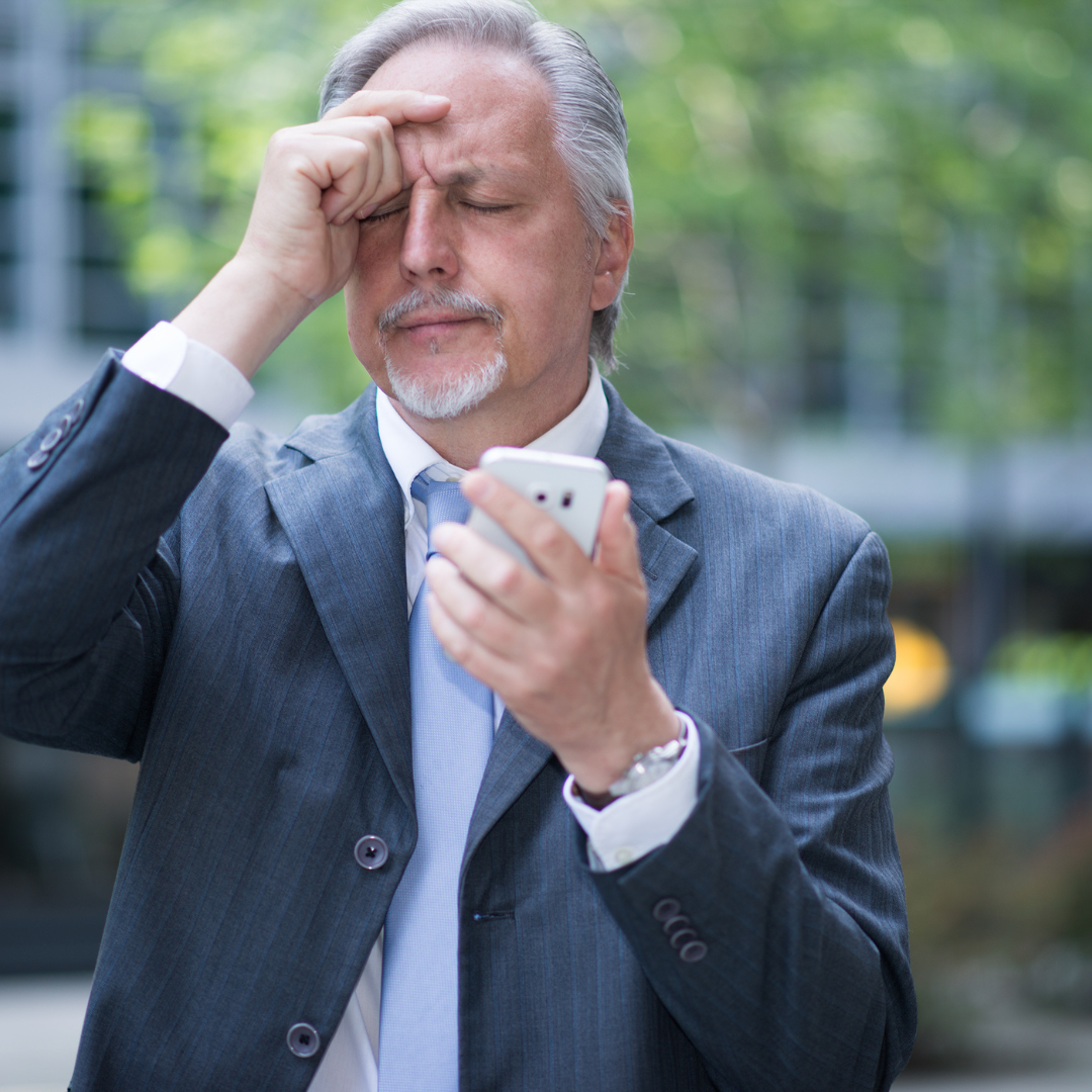 un hombre adulto, que aparentemente va por la calle, lleva en una de sus manos un teléfono móvil mientras que con la otra mano se toca la frente, a su vez, su expresión fácil es de alguien disgustado porque no puede recordad algo o se le ha olvidado alguna cosa que debía hacer. La imagen hace alusión a despistes u olvidos