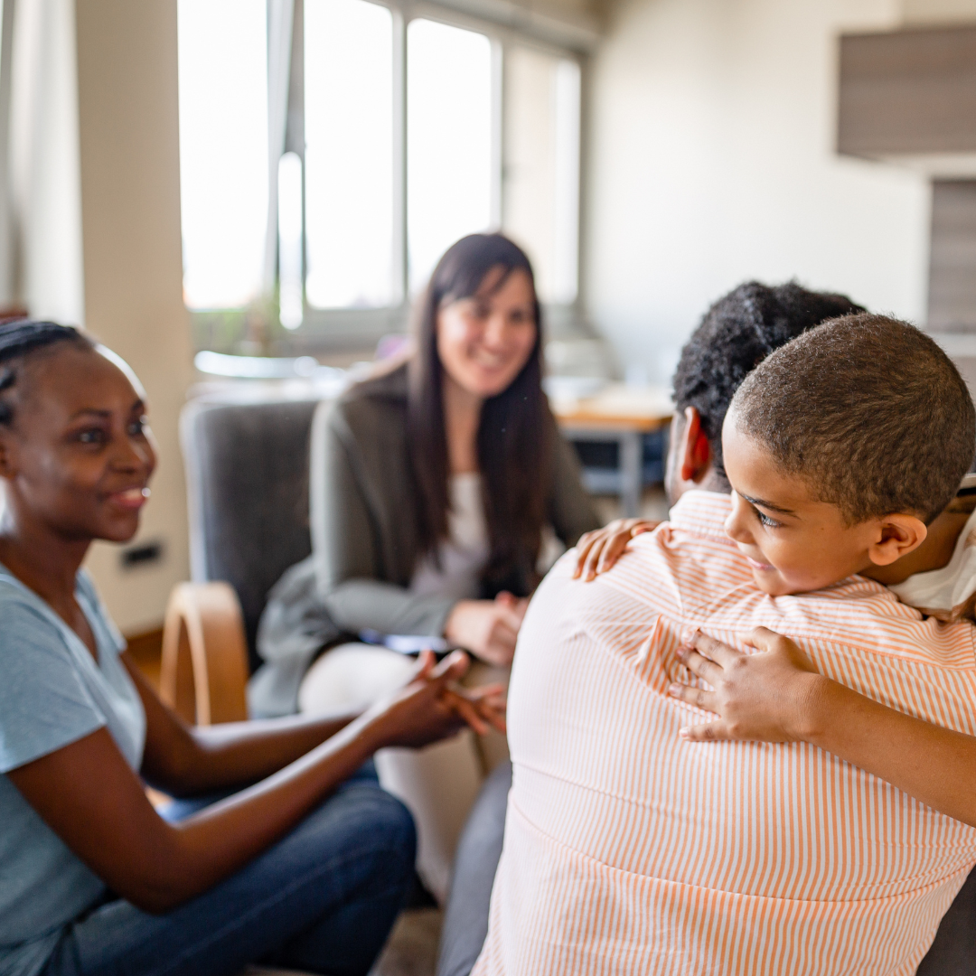 ejemplo de educación en salud mental: en la imagen vemos a unos posibles padres y a una psicóloga o terapeuta