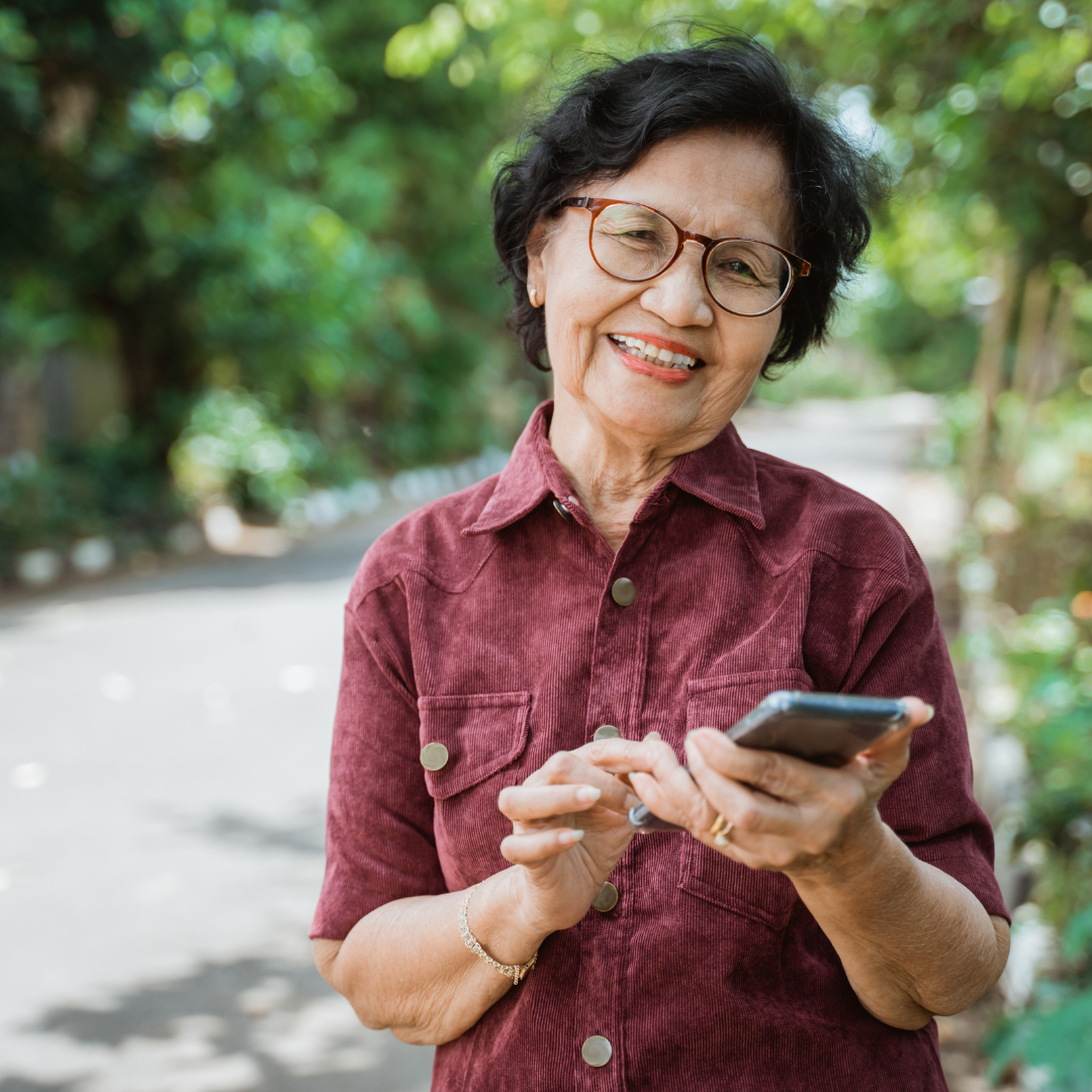 una mujer mayor sonriente, que aparenta tener un envejecimiento saludable