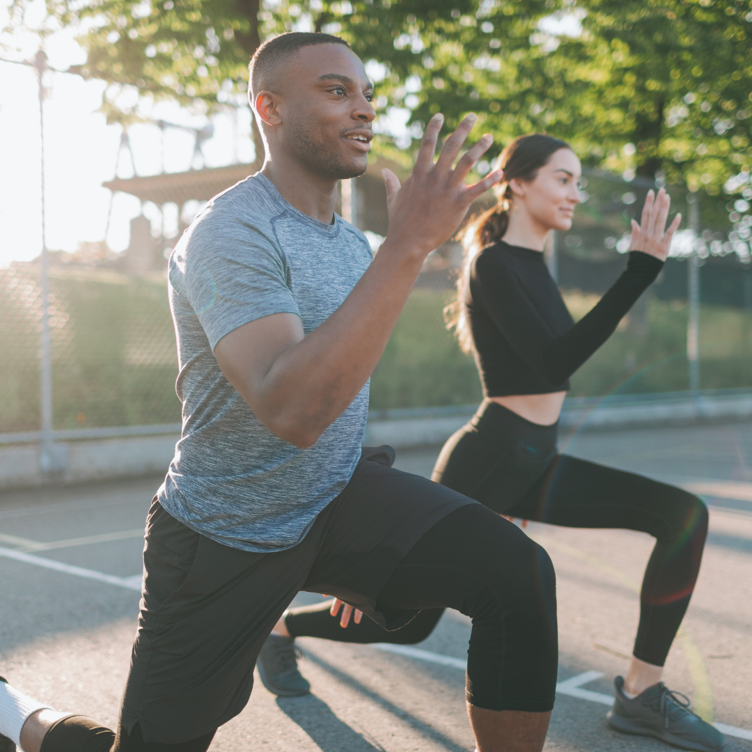 en la imagen vemos 2 personas haciendo ejercicio. Imagen que hace referencia a la conexión entre actividad física y salud emocional