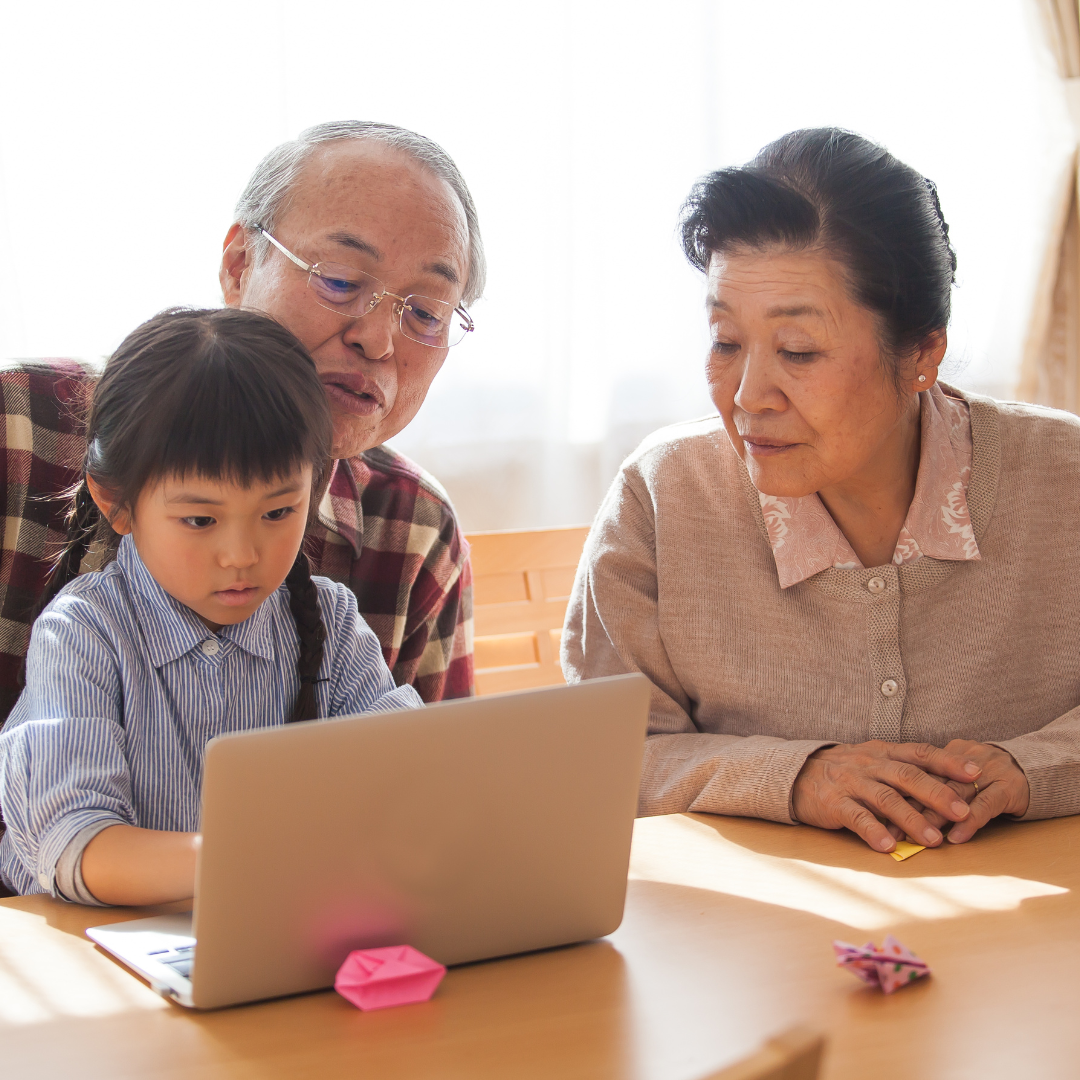imagen de dos personas mayores junto con una niña, haciendo uso de un ordenador, imagen que hace alusión a alguna de las medidas para facilitar el acceso y uso de las tecnologías digitales para personas mayores: