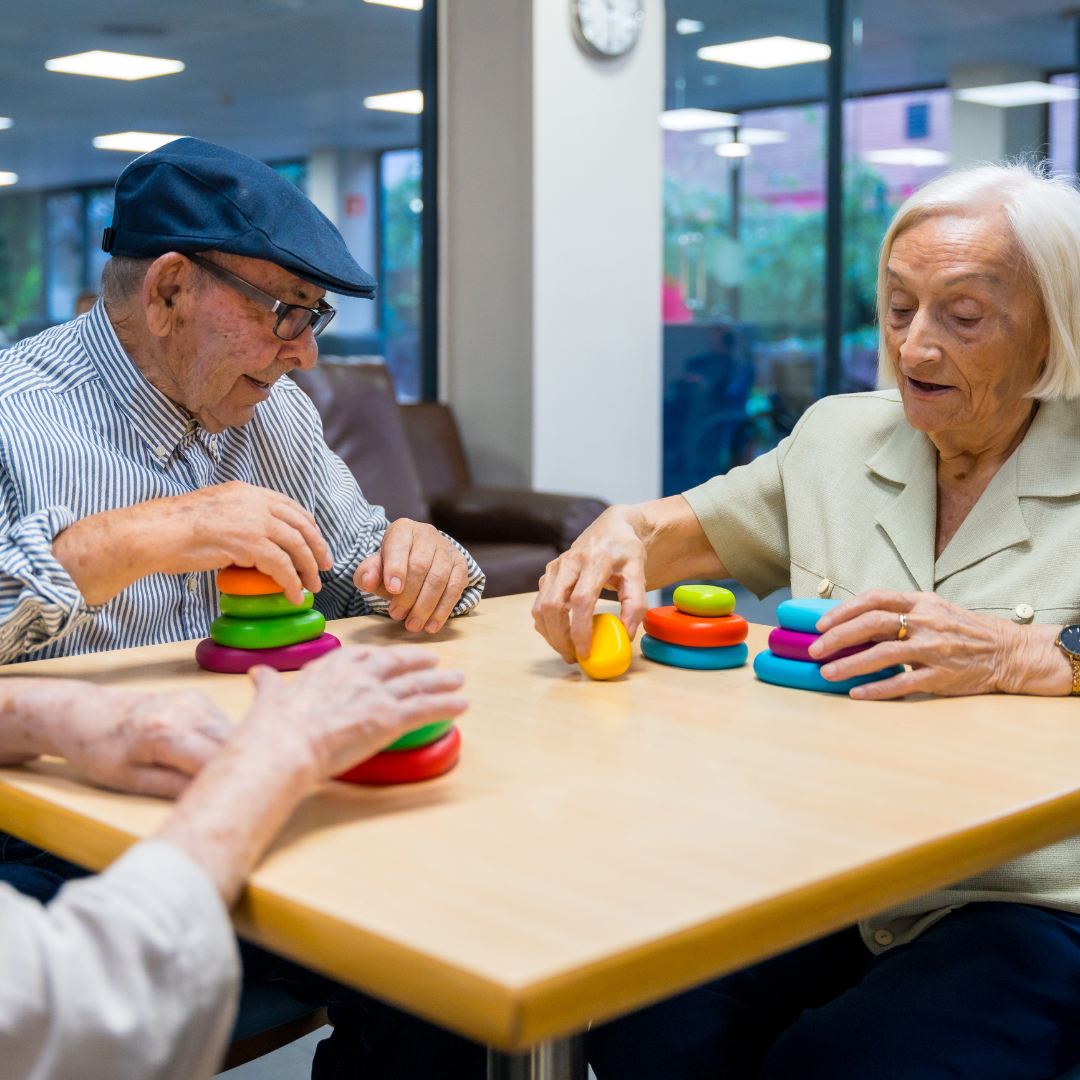 personas de la tercera edad, realizando ejercicios que fortalecen la Salud Mental y Cognitiva