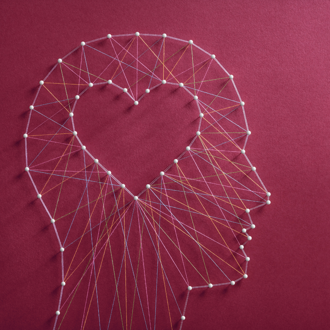silueta de la cabeza humana, en la zona del cerebro hay la silueta de un corazón - busca reflejar ¿Cómo aprender a regular las emociones en momentos de estrés?
