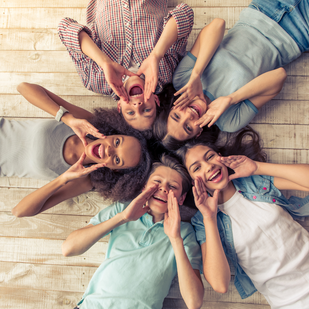 cinco adolescente acostados en el suelo, cada uno haciendo caras. la imagen busca hacer referencia a la salud mental d los adolescentes