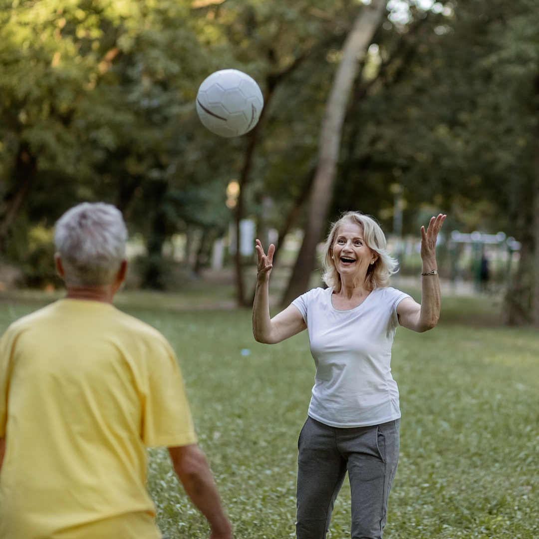 2 personas mayores jugando. imagen que hace referencia a cuidar tu calidad de vida