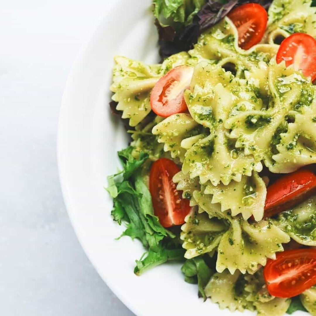 imagen de un plato de pasta con verduras
