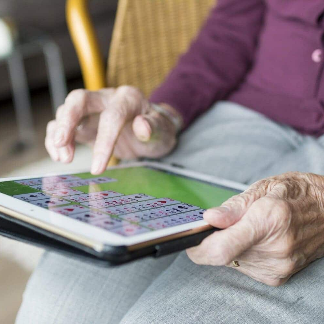 adulto mayor usando una tablet