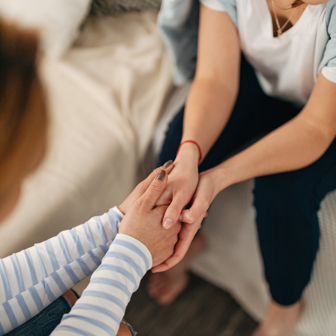 2 mujeres dandose las manos. imagen que hace referencia al apoyo emocional